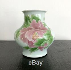 A Fine Japanese Porcelain Vase by Makuzu Kozan Meiji Period