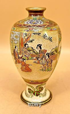 Beautiful Japanese Meiji Satsuma Vase With Fine Decorations Signed