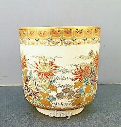 Fine Japanese Meiji Satsuma Bowl with Floral Decorations, Signed