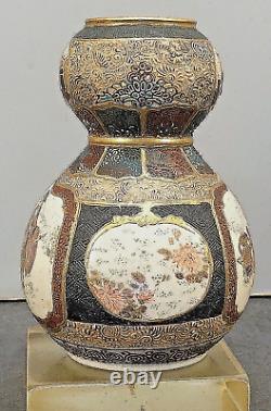 Japanese Meiji Satsuma Double-Gourd Vase with Fine Decorations by Meizan