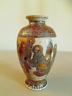 Japanese satsuma pottery vase depicting in fine detail numerous figures 21/533